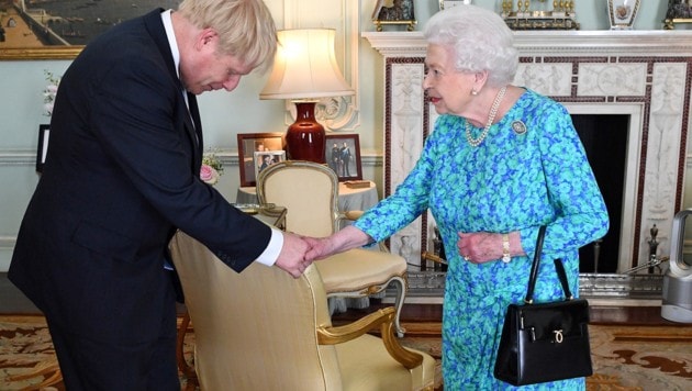 Monarchie-Nostalgikern muss beim Blick nach England klar sein: Die Queen hat politisch nichts zu sagen - sie darf nicht einmal ein „Guten Tag“ zur Regierungserklärung von Premierminister Boris Johnson hinzufügen. (Bild: APA/AFP/POOL/VICTORIA JONES)