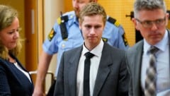 Philip Manshaus vor Gericht mit seinen Anwälten (Bild: AFP)