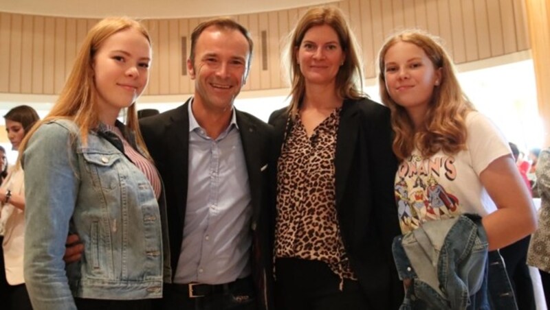 „Progressiv, feministischer“ Mann: Bernhard Auinger mit Ehefrau Marie-Christine und Töchtern Sophie und Hanna. (Bild: Tröster Andreas)