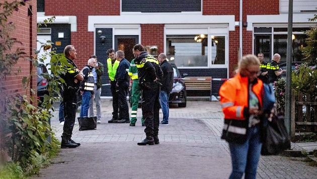 Polizisten vor dem Tatort in Dordrecht (Bild: APA/AFP/ANP/NIELS WENSTEDT)