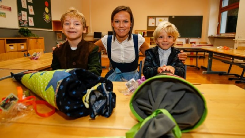 Leo und Xaver (v. li.) aus der 1a mit ihrer Lehrerin Magdalena Lamprecht. (Bild: Markus Tschepp)