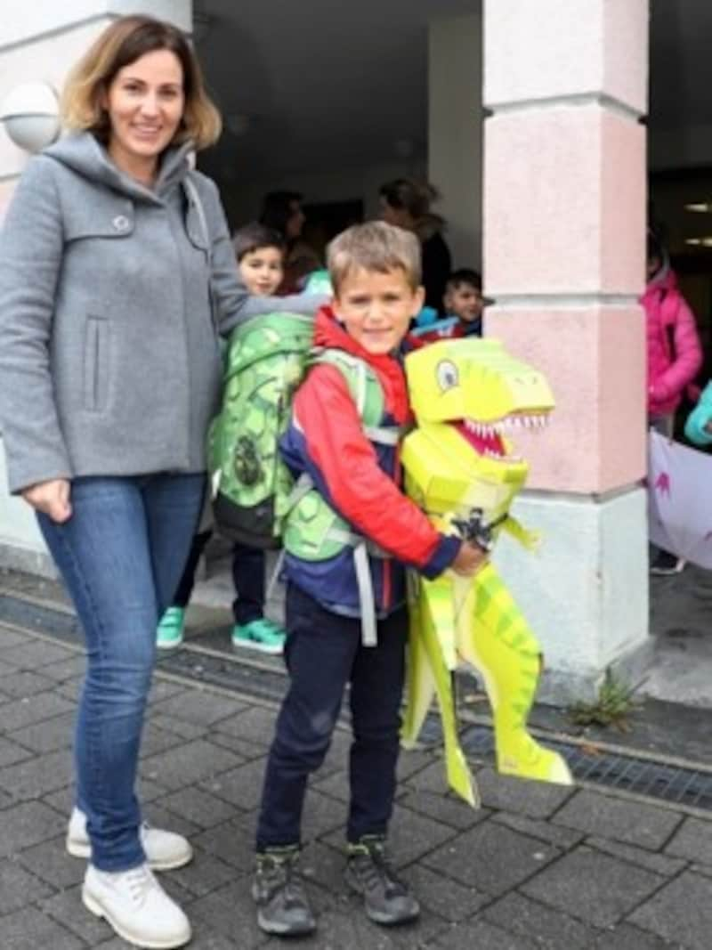 Mit Mama Melanie und seinem Dino startete Josefs erster Tag. (Bild: Roland Hölzl)