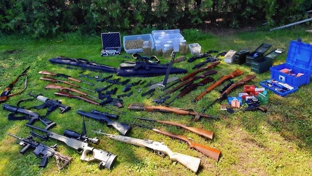 49 zum Teil verbotene und nicht registrierte Waffen wurden samt Munition sichergestellt. (Bild: LPD Burgenland)
