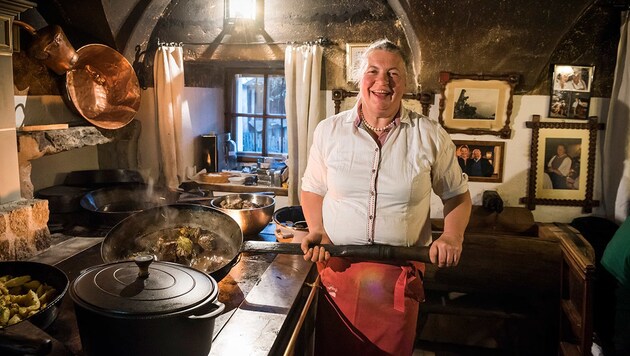 Theresia Bacher in ihrem Küchenreich, der Rauchkuchl. (Bild: © Frits Meyst / MeystPhoto.com)