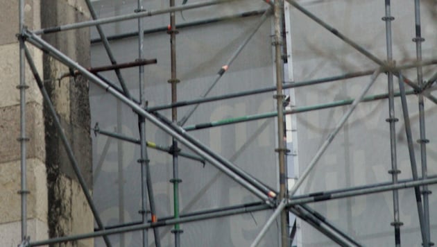Der Steirer stürzte 13 Meter tief von einem Baugerüst (Symbolfoto). (Bild: KRONEN ZEITUNG)