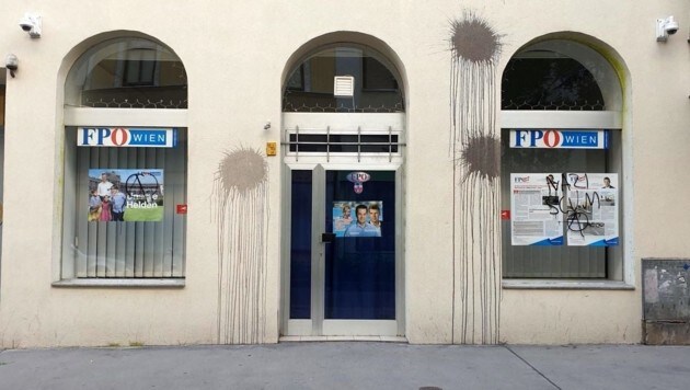Das Vereinslokal nach der Farbbeutel-Attacke (Bild: FPÖ Wien)