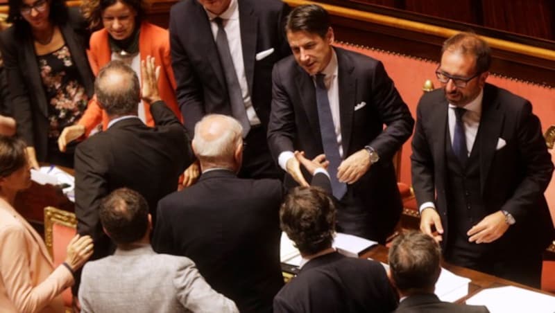 Giuseppe Conte und sein neues Kabinett, nachdem ihm der Senat das Vertrauen ausgesprochen hatte (Bild: AP)