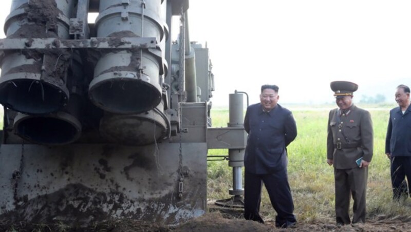 Diktator Kim Jong Un ist offenbar vom Mehrfach-Raketenwerfersystem beeindruckt. (Bild: AFP)