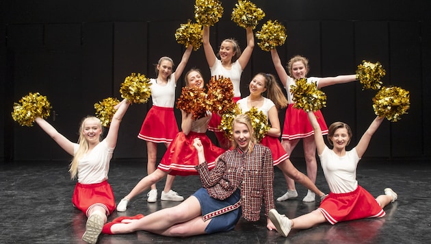Hauptakteurin Tiffany von den Ursulinen mit ihren Cheerleader-Mädels (Bild: Musicalproduktion2019)