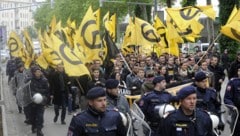 Die Identitäre Bewegung (hier eine Demo in Wien) gilt als rechtsextrem.  (Bild: APA/HERBERT PFARRHOFER)