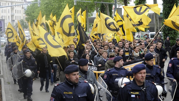 The Identitarian Movement (shown here at a demonstration in Vienna) is considered far-right. (Bild: APA/HERBERT PFARRHOFER)