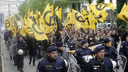 Die Identitäre Bewegung (hier eine Demo in Wien) gilt als rechtsextrem.  (Bild: APA/HERBERT PFARRHOFER)