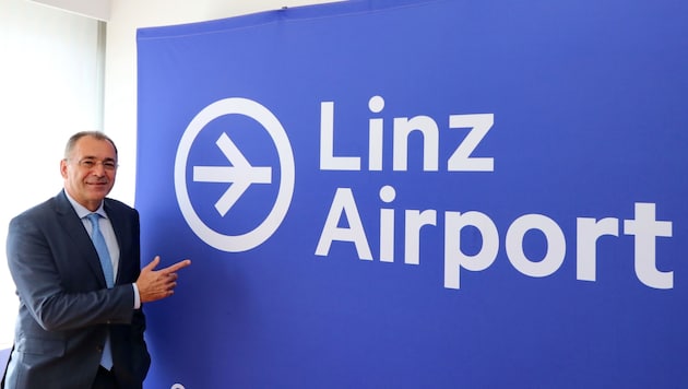 Flughafen-Direktor Norbert Draskovits mit dem neuen Logo. (Bild: Flughafen Linz GesmbH)