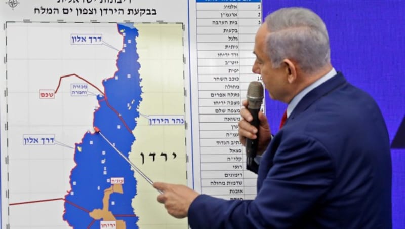 Netanyahu zeigt auf einer Karte, wo er Israels Staatsgebiet vergrößern will. (Bild: AFP)