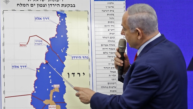 Netanyahu zeigt auf einer Karte, wo er Israels Staatsgebiet vergrößern will. (Bild: AFP)