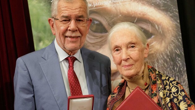 Bundespräsident Alexander Van der Bellen und Schimpansenforscherin Jane Goodall (Bild: APA/BUNDESHEER/PETER LECHNER)