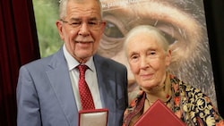 Bundespräsident Alexander Van der Bellen und Schimpansenforscherin Jane Goodall (Bild: APA/BUNDESHEER/PETER LECHNER)