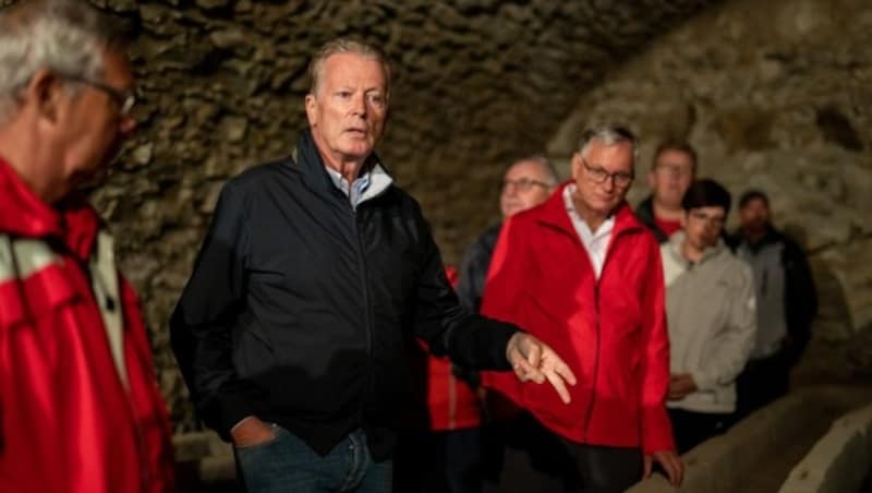 Allianz auf Burg Piberstein statt am politischen Parkett - Alois Stöger ließ sich von Reinhold Mitterlehner durch das Gebäude führen. (Bild: facebook.com/Sozialois)