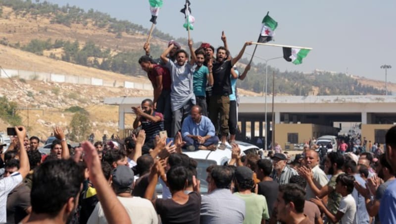 Demonstranten am syrisch-türkischen Grenzübergang Bab al-Hawa am 30. August 2019 (Bild: AP)