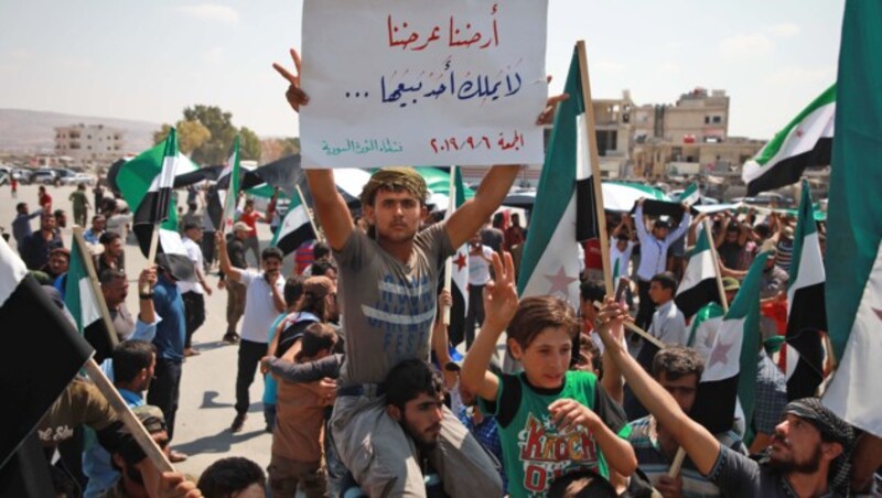 Demonstranten am Grenzübergang Bab al-Hawa am 6. September 2019 (Bild: AFP)