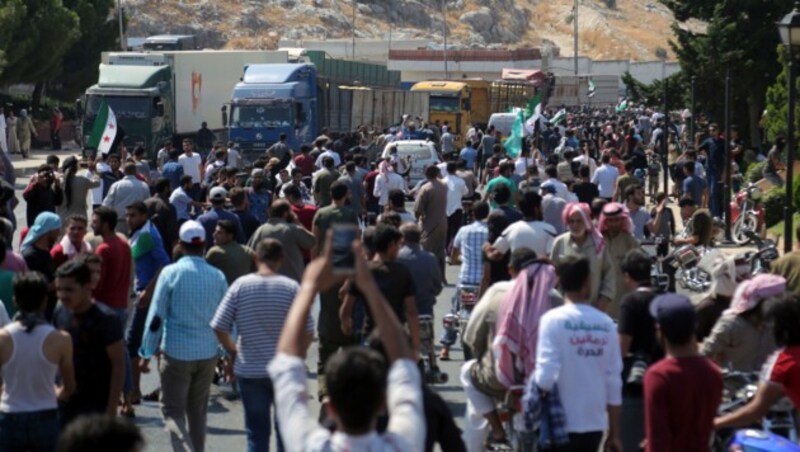 Hunderte Demonstranten versuchten, die Grenze in die Türkei zu überqueren. (Bild: AP)