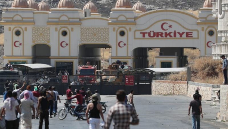 Sicherheitskräfte am Grenzposten Bab al-Hawa trieben die Demonstranten mit Tränengas zurück. (Bild: AFP)