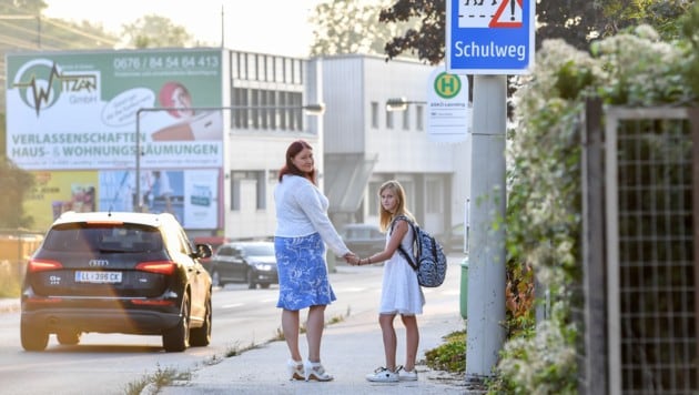 Elena Roser (10) mit Mama Jennifer am Weg zur Schule in Leonding (Bild: © Harald Dostal)