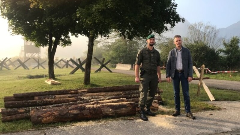 Hauptmann Bernhard Gasser, der Kommandant der Pionier-Kompanie Kärnten, ist im Zivilberuf diplomierter Bauningenieur. Währen der Übung wurde seiner Kompanie von Gerald Kropfitsch vom Maschinenring Kärnten 500 Festmeter Holz als Arbeitsmaterial zur Verfügung gestellt. Kropfitsch war selbst auch Milizoffizier. (Bild: Alexander Schwab)