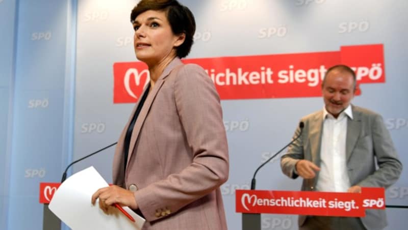 SPÖ-Parteichefin Pamela Rendi-Wagner und Bundesgeschäftsführer Thomas Drozda bei der Präsentation des SPÖ-Wahlprogramms (Bild: APA/ROLAND SCHLAGER)