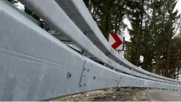 The driver and his passenger were thrown against the crash barrier. The men died at the scene of the accident. (Bild: dpa/dpaweb/A3462 Marcus Führer)