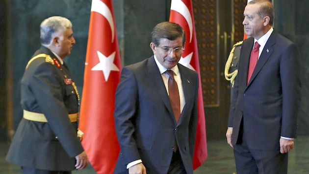 Haben sich auseinandergelebt: Davutoglu (Mitte) und Erdogan (rechts) (Bild: AFP PHOTO/ADEM ALTAN)