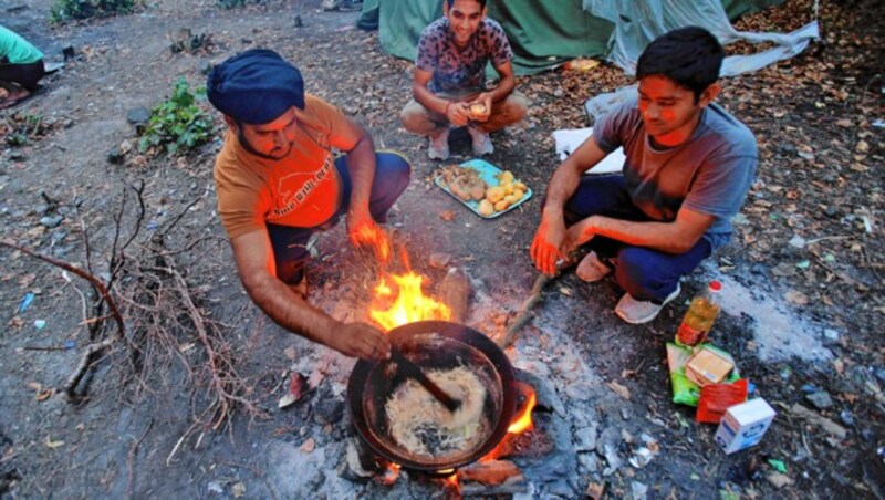 In den Wäldern um Bihac lagern immer mehr Migranten. (Bild: Associated Press)