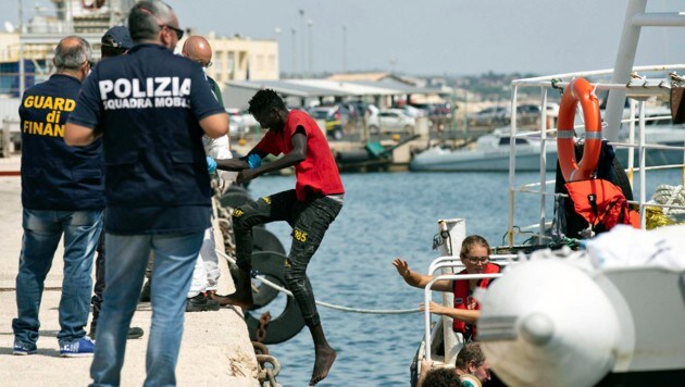 Ein Migrant verlässt das deutsche Rettungsschiff Eleonore im sizilianischen Hafen Pozzallo. (Bild: ASSOCIATED PRESS)