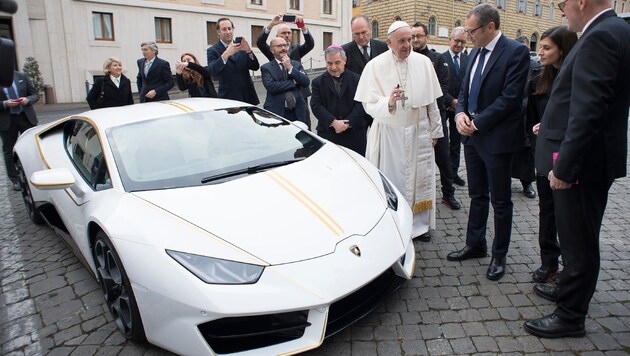 Papst Franziskus mit dem weißen Lamborghini bei der Übergabe 2017 (Bild: AFP)