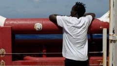 Ein Migrant auf der Ocean Viking (Bild: AP)