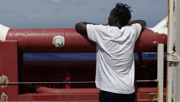 Ein Migrant auf der Ocean Viking (Bild: AP)