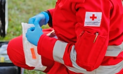 Nach der Erstversorgung wurde der Bursche ins Krankenhaus eingeliefert (Symbolbild).