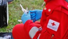 Das Kind wurde vor Ort erstversorgt und dann mit der Rettung in die Klinik Innsbruck eingeliefert. (Bild: Christof Birbaumer (Symbolbild))