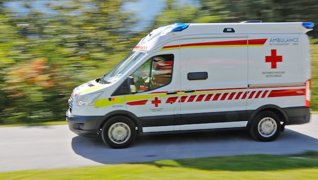 Die Frau wurde mit der Rettung in das Krankenhaus Kufstein gebracht (Symbolbild).