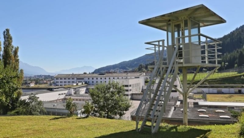 In der mit rund 500 Häftlingen besetzten Justizanstalt Innsbruck sind natürlich auch drogensüchtige. Diese erhalten – wie auch freie Drogensüchtige – auf Steuerkosten ein Drogenersatzprogramm. (Bild: Christof Birbaumer)