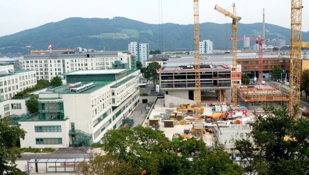 Baustelle am Gelände des Kepler-Uniklinikums in Linz: Neubau der Medizinischen Fakultät. Auch personell ist das KUK punktuell eine „Baustelle“ (Bild: Horst Einöder)