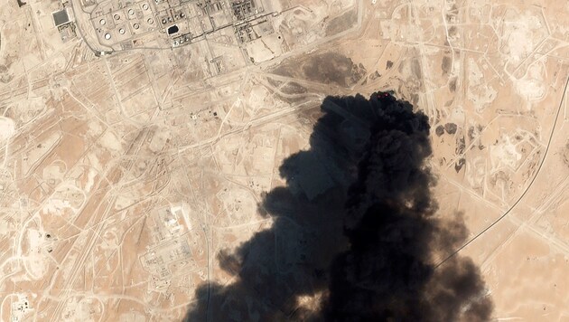 Eine Satellitenaufnahme zeigt dicke Rauchwolken über der Raffinerie in Abkaik. (Bild: Planet Labs Inc. via AP)