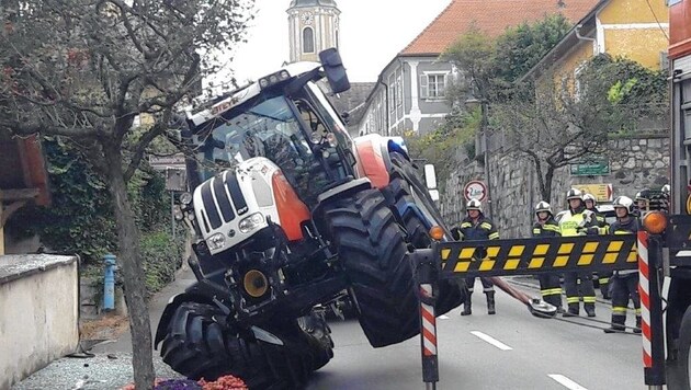 Dieser 170.000 Euro teure Traktor kippte nach rechts um, der andere - er ist 240.000 Euro wert - wurde auch beschädigt. (Bild: FF Wildon)