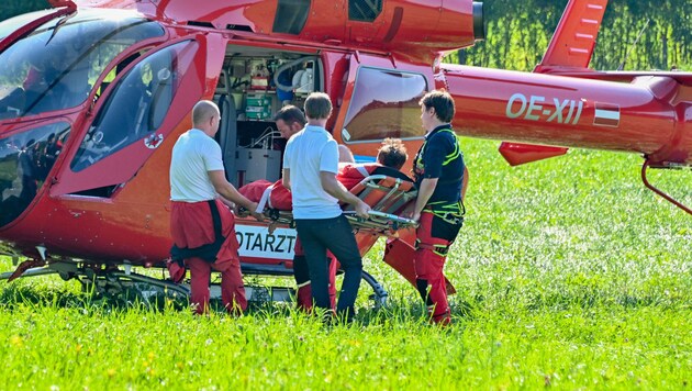 Der schwer verletzte Pilot wurde von Rettungsheli Martin 3 geborgen. (Bild: APA/JACK HAIJES)