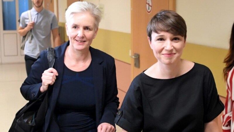 Die Angeklagte Sigi Maurer (rechts) mit Anwältin Maria Windhager (Bild: APA/ROLAND SCHLAGER)