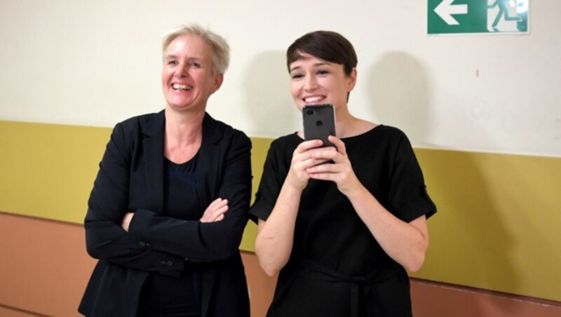 Sigi Maurer mit ihrer Anwältin Maria Windhager (Bild: APA/ROLAND SCHLAGER)