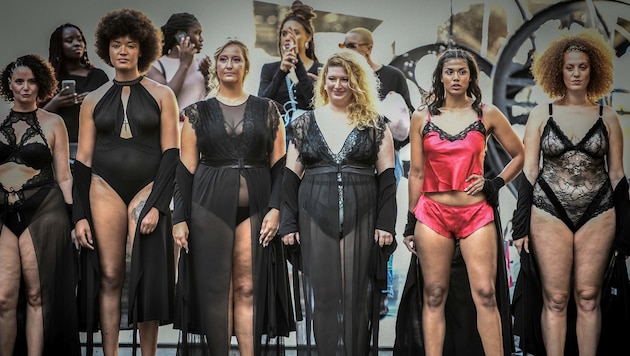 Modenschau in Paris gegen den Perfektionskult: Jeder Körpertyp ist richtig. (Bild: STEPHANE DE SAKUTIN / AFP / picturedesk.com)