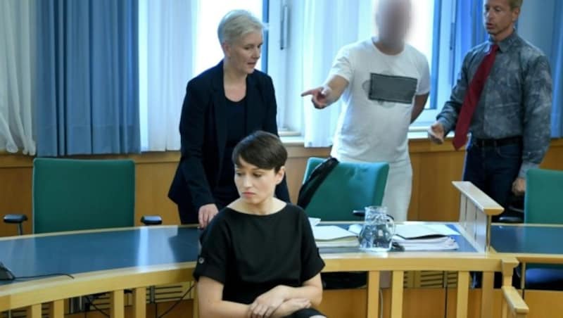 Dieses Bild stammt aus der Neuauflage des Prozesses gegen Sigi Maurer. Im Hintergrund befindet sich der Ankläger in weißem T-Shirt. (Bild: APA/ROLAND SCHLAGER)