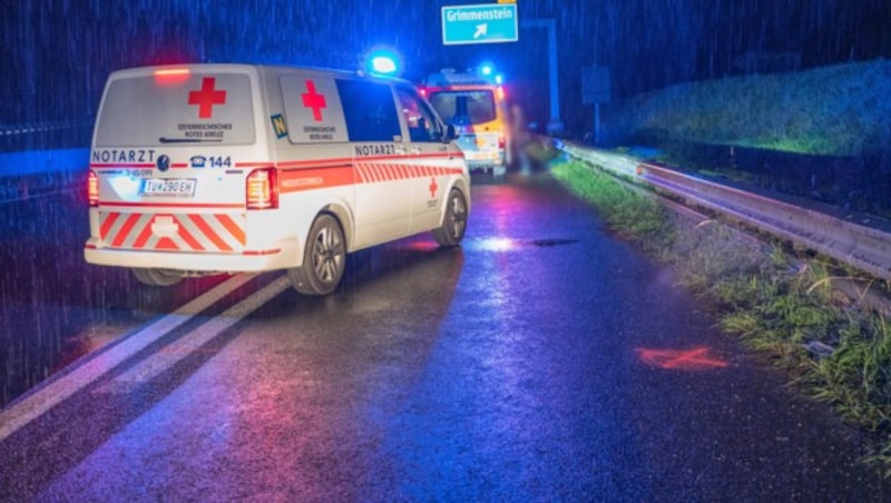 Die Unfallstelle an der A2: Der Verdächtige wurde von einem Lkw erfasst und verletzt. (Bild: einsatzdoku.at)