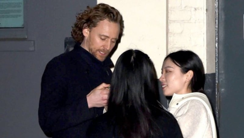 Tom Hiddleston gibt Fans Autogramme (Bild: www.PPS.at)